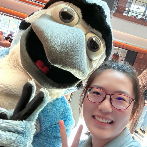 Xinyan Yang with the JHU Blue Jay mascot.